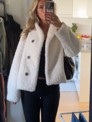 Teddyjacka  - Teddyjacka från Gina, använd fåtal gånger och i nyskick