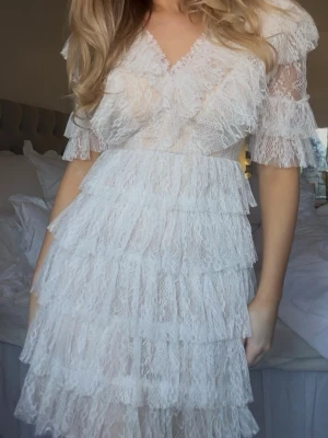 ByMalina Vit Spets Studentklänning - Säljer nu en av mina fina studentklänningar, från bymalina, vit, spets, storlek - S 🤍 Klänninhen var endast använd på mottagningen och är i nyskick!🙌 Hör av er om ni har några frågor!