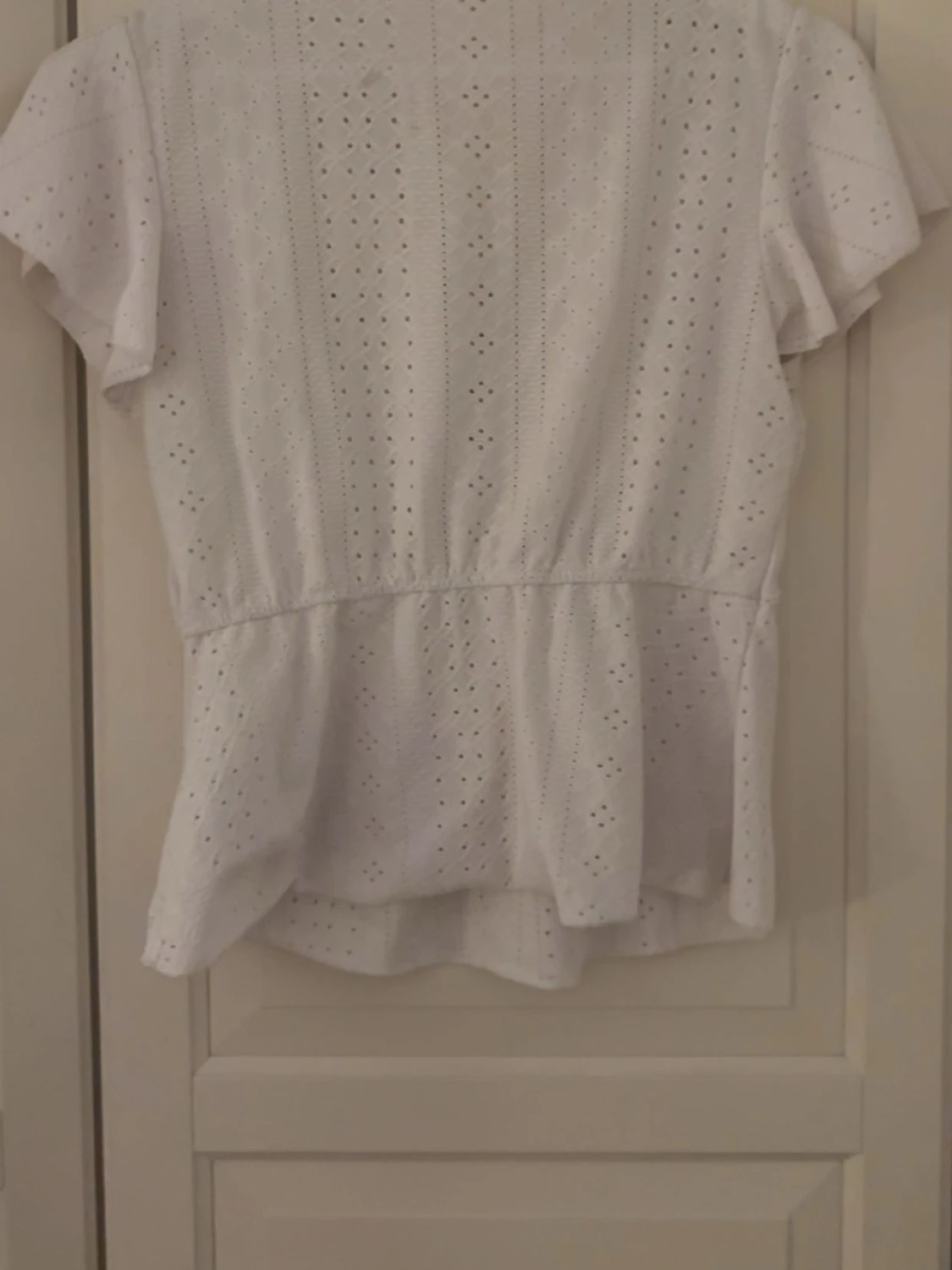 Vit blus med spets och v-ringning - 3