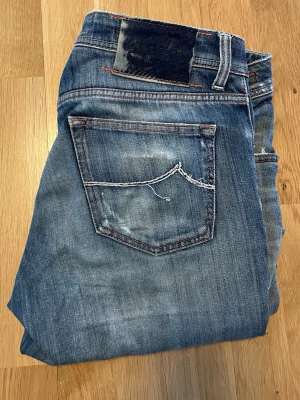 Blå jeans från jacob choën - Snygga jeans från jacob choen de är 34! Men lite uppsydda där nere så passar 32-33