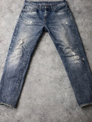 Levis 501 vintage - Selvedge Levis 501 vintage. Straight passform med mycket slitningar. 31/32