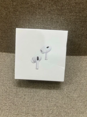 Apple AirPods Pro 2 MagSafe USB-C helt ny oöppnad  - Apple AirPods Pro (2:a generationen) med MagSafe-laddningsetui (USB-C). Trådlösa in-ear hörlurar i vit färg med stilren och kompakt design. Perfekta för musik, samtal och brusreducering. Levereras i originalförpackning.