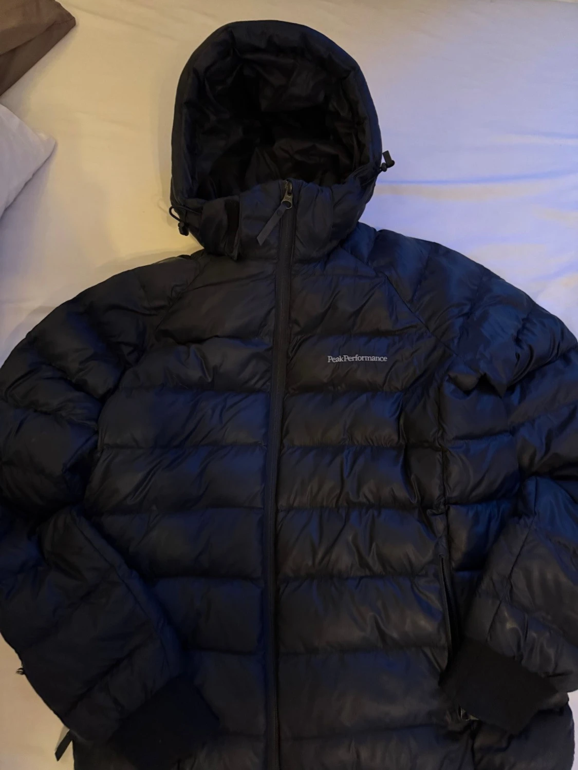 Svart dunjacka Peak Performance