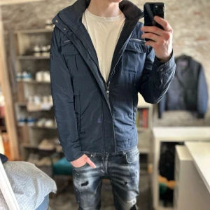 J.lindeberg bailey jacka - Bra skick, liten skada på magen som jag satte lagningslapp över. Passar dig som är mellan 175-185cm ungefär. Nypris ca 3000kr. Modellen är 185 cm, 75kg. Passar bra nu till våren! Skriv för mer information!🤝 