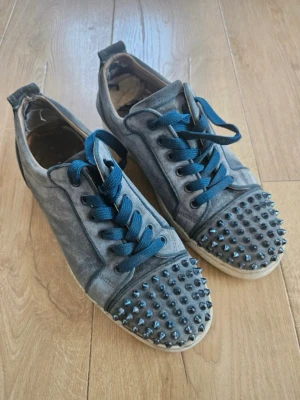 Christian Louboutin washed Blue  - Skorna är rejält slitna men har fortfarande en del att ge. Modellen är limiterad och säljs ej längre. Inget og ingår. Om man har tid och skicklighet blir dessa betydligt mycket finare! 