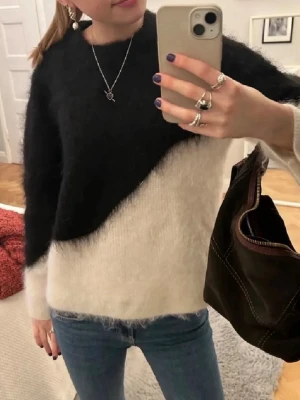 Svartvit tröja & other stories  - Trendig stickad tröja från & other stories, slutsåld sedan länge! Passar perfekt nu till kylan, storlek S!❄️ material i mohair så väldigt ”lurvig” som syns på bilderna, ej maskintvätt!