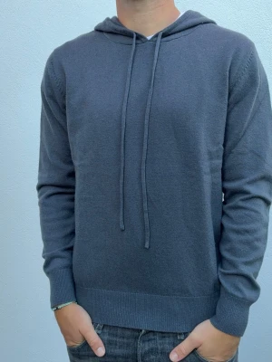 Kashmir/Merino hoodie - Grå/blå Kashmir/Merino hoodie | Storlek S | Modellen är 177cm lång | Använd 1 gång, därför toppskick på hoodien | Hör av dig vid frågor🌟