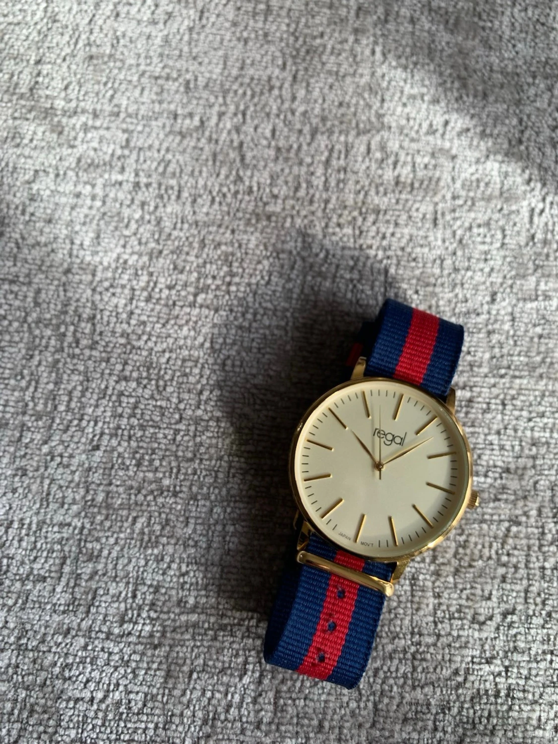 Regal klocka med randigt band