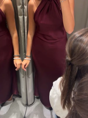 Vinröd balklänning  - Säljer denna superfina balklänningen!! Några defekter som finns men endast använd en gång 💕