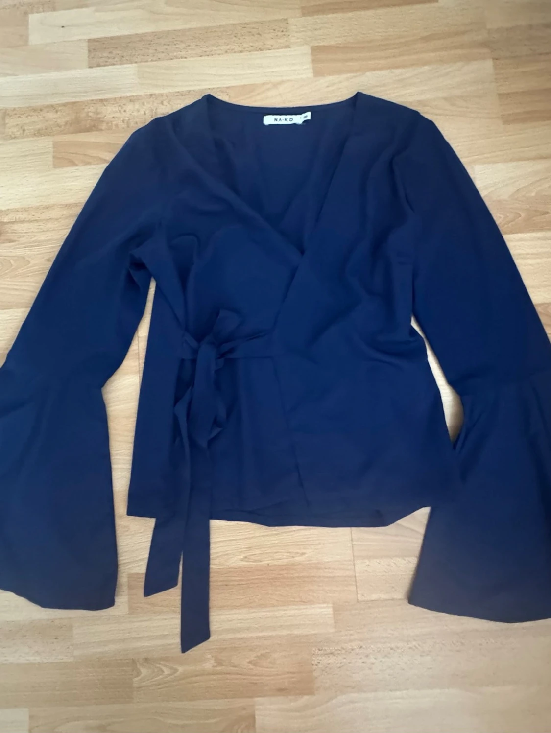 Mörkblå omlottblus från NA-KD