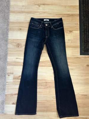 Mavi jeans bootcut  - Sjukt fina helt oanvända Mörkblå bootcut jeans från Mavi! Mycket stretch och är i storlek 26/32. Ny pris: 799, Pris kan diskuteras 💕