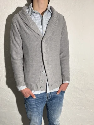 Fresh brand cardigan  - En riktigt snygg grå cardigan från Fresh Brand i storlek S perfekt nu när våren börjar komma närmare 