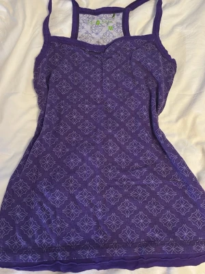 Lila mönstrad linnetopp - Snygg lila linnetopp perfekt för sommaren. Passar S/M