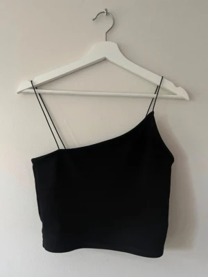 Svart topp - Svart topp / linne från na-kd som är snedskuret 🤍