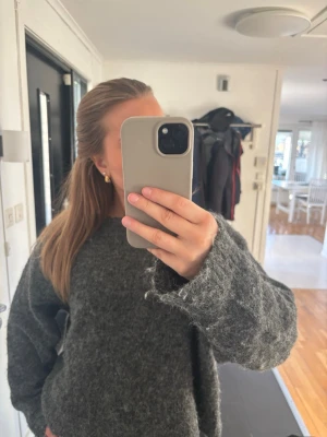 Mörkgrå stickad tröja - Säljer min mörkgrå stickade tröja i one size (passar S) 🤍 Ny och i väldigt bra skick.  Mjuk, alpacka-liknande känsla och normal passform – inte för oversized, inte för tight. Supermysig och perfekt till höst/vinter.  Nypris ca 399 kr.  Säljes då den inte kommer till användning. Pris kan diskuteras vid snabb affär. 