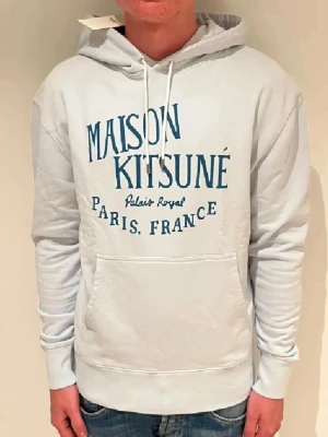 Maison Kitsune hoodie - Maison Kitsune hoodie l Skick 10/10 (Ny) storlek L (liten i storleken passar M) nypris 2200kr l Rörligt pris!