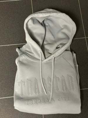 Ljusgrå Trapstar tracksuit - Perfekta streetwear trapstar tracksuiten. 