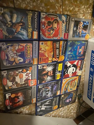 Stort paket med PS2 & PS3 spel 23 st ps3 och 23st ps2 spel - Säljer ett stort paket med PlayStation 2 och PlayStation 3 spel. Bland titlarna finns klassiker som Prince of Persia, Sonic Heroes, Tony Hawk's Pro Skater 2, Call of Duty, Assassin's Creed, Just Cause 2 och många fler. Spelen kommer i sina originalfodral med färgglada omslag.