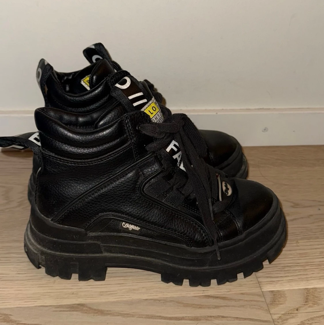 Svarta Buffalo kängor med chunky sula - 1