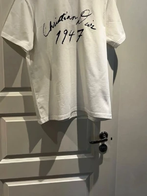 Acne Limited Edition Tshirt  - Tjena, säljer denna stilrena, efterfrågade och helt nya Limited Edition T-shirten från Acne. Riktigt utmärkt kvalitet och väldigt snygg som passar allt. Skriv gärna vid intresse och för mer information! Tveka inte på att skicka bud.