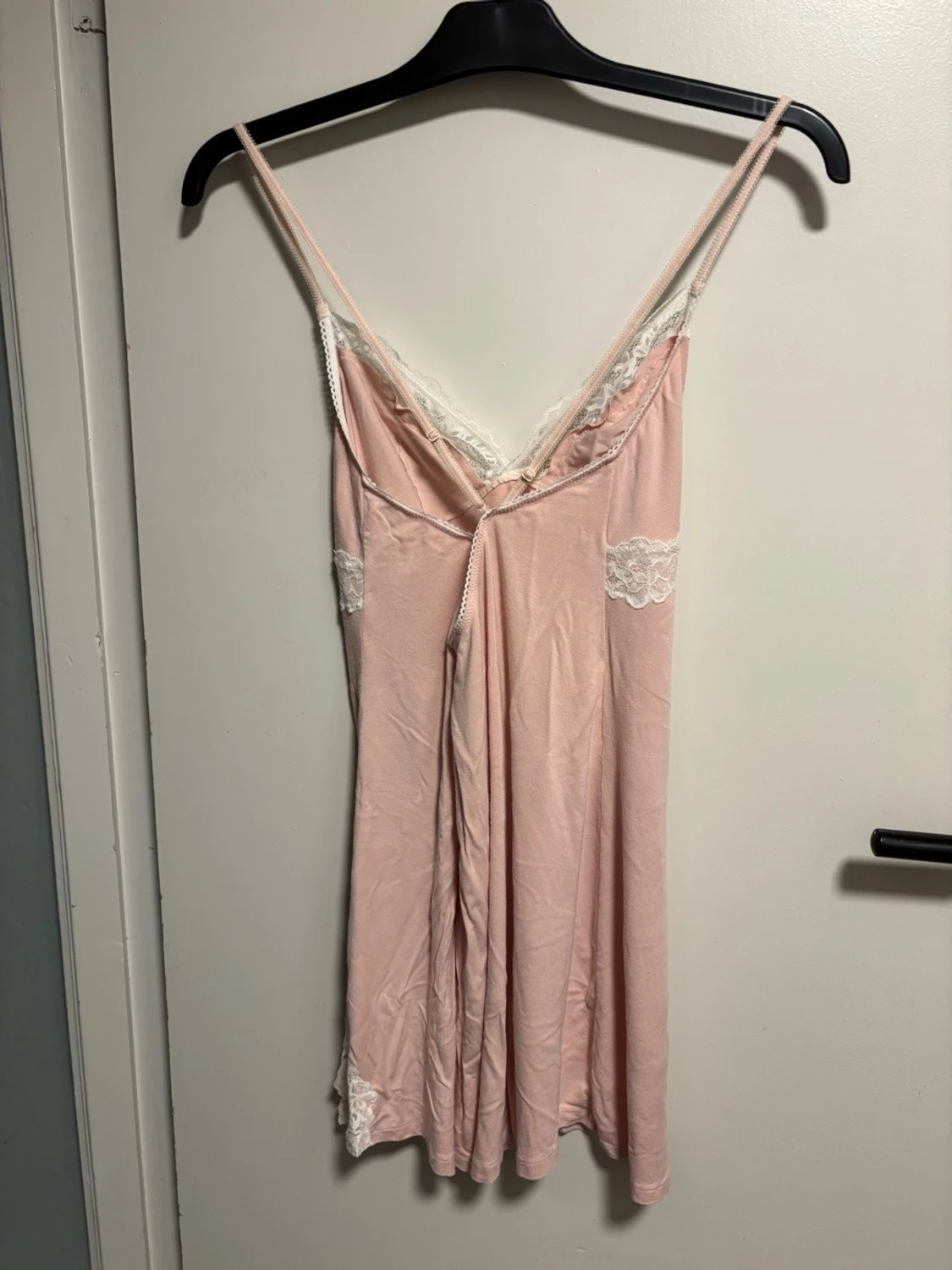 Ljusrosa nattlinne med spetsdetaljer - 1