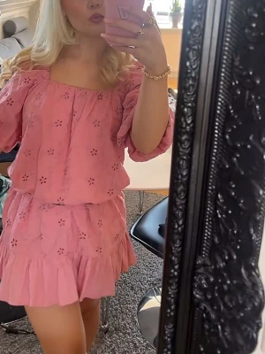 Rosa sommarklänning  - Säljer en söt rosa klänning med broderade blommönster och volangdetaljer. Har ett bälte under på denna bild!