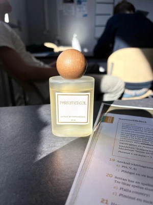 Parfumédeoil Bianco Latte parfym - Parfymflaska från Parfumédeoil med doften Bianco Latte. Flaskan är frostad och ljusgul med en rund träkork. Etiketten är enkel och stilren, och flaskan rymmer 50 ml extrakt. Perfekt för dig som gillar unika och mjuka dofter.