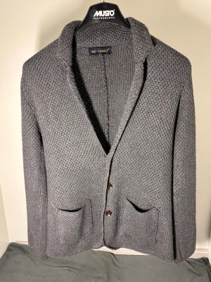 Stickad Kavaj i mjukt materiql - Tja, säljer en stickad Kavaj. Storlek L passar dock M. Skick 9/10, knappt använd. Pris 329 men kan diskuteras! Fraktar samma dag, hör av dig vid frågor!