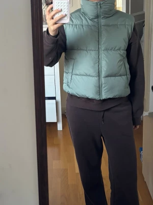 Dunväst från bikbok - Perfekt till våren! Lite kortare. Har några små fläckar som syns på bilderna, inget som syns på avstånd   