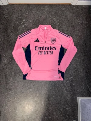 Arsenal tröja - En fin arsenal tröja i nytt skickt storlek M, passar bra till mycket och är unik. Kan gå ner vid snabbt köp 