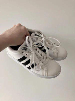 Adidas Cloudfoam Advantage sneakers - Säljer mina Adidas Cloudfoam Advantage sneakers, storlek 38. De köptes för 8 år sedan, har använts cirka 10-15 gånger och har förvarats i en skokartong i min garderob de senaste 3 åren.  Det finns viss missfärgning inuti hälområdet orsakad av att jag har använt svarta strumpor (se bilder), men detta påverkar inte komforten eller prestandan. Annars är skorna i gott skick.