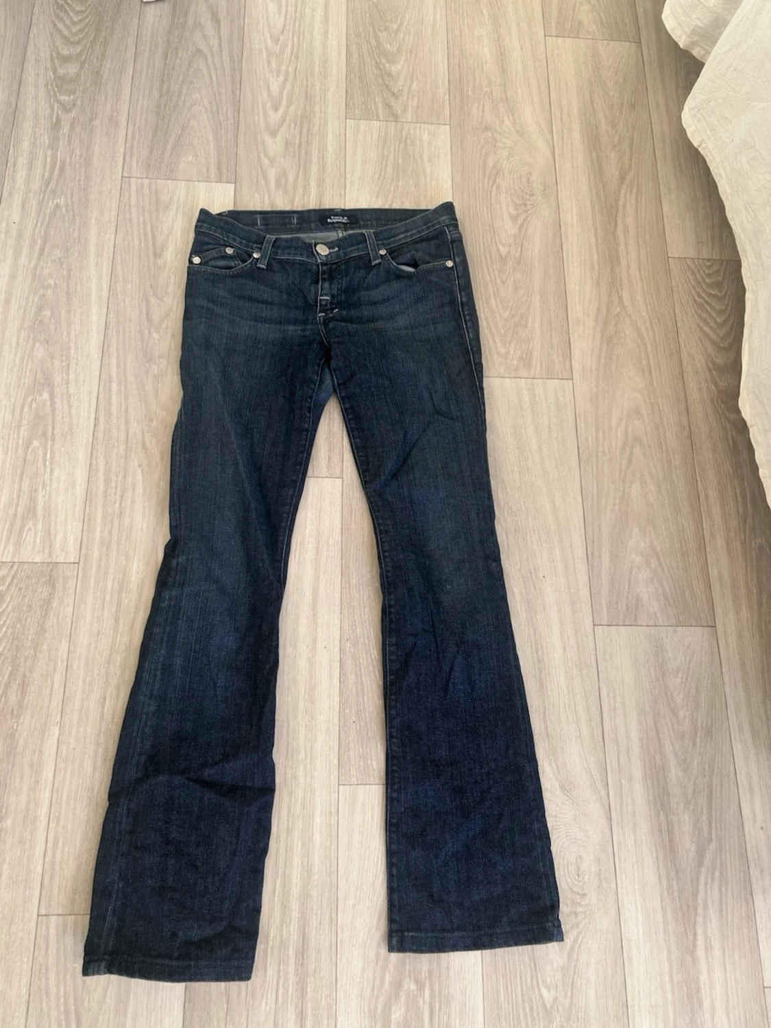 Lowaist mörkblå bootcut jeans från rock & republik 