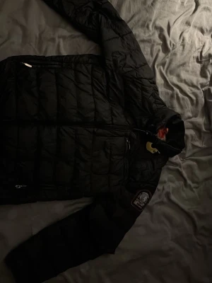 Parajumper jacka  - Den är inte mycket använd då den inte passar mig 