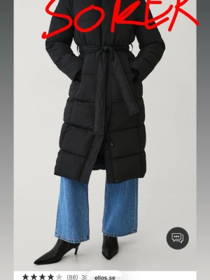 Svart lång dunjacka med knytskärp - SÖKER denna jacka från ellos!!! storlek XS!