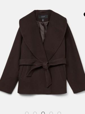 Brun kort kappa - En jättefin kort brun kappa från gina tricot som inte säljs längre (där av låna bild från vero moda men ser exakt ut så) ☺️💕