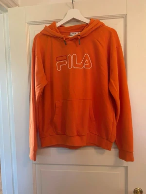 Orange hoodie från FILA  - Obs är lite nopprig i tyget men inget som stör.