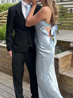 Ljusblå balklänning - Superfin balklänning med öppen rygg och utan axelband! Endast använd en gång utav mig men är köpt här på Plick! Har fåtal defekter som man inte tänker på vid användning💕