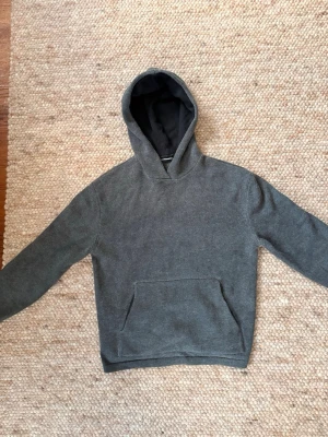 J.Lindeberg stickad hoodie - Säljer denna snygga J.Lindeberg stickade hoodien👌Storlek=M, Skick: 9/10⭐️Vid frågor eller funderingar är det bara att höra av sig👍