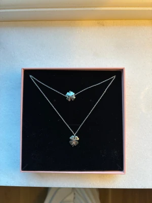 EDBLAD smyckesset – halsband & armband  - Superfint set från Edblad med matchande halsband och armband i fyrklöverdesign  Stilrent, tidlöst och passar både till vardag och fest. Perfekt som present eller att unna sig själv . Smyckena har aldrig använts och rörts eftersom att jag är guldtjej! ✔️ Säljs som set ✔️ Klassisk silverfärg ✔️ Väldigt fint skick ✔️ Kommer i originalask  En elegant detalj som lyfter vilken outfit som helst  Skickas snabbt och pris kan diskuteras 💌