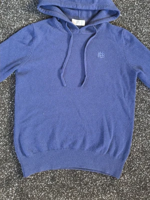 BVALDI Tröja - Fin tröja från Bvaldi och den passar dig som är ungefär 160cm. Pris kan diskuteras.