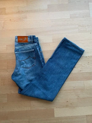 Jacob Cohën Straight Fit Jeans - Nypris: Ca 6 000 kr                                                          Vårat pris: 749 kr                                                              Prutat & klart!