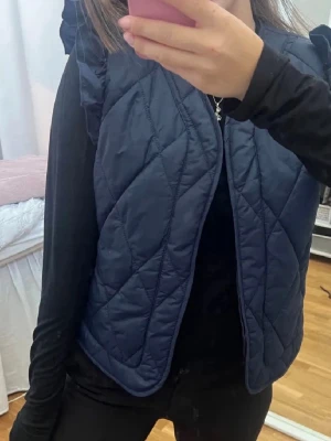 QUILTAD VÄST - Köp denna snygga volangväst som är använd endast en gång:)🍂Perfekt till hösten, så mysig trendig och snygg!!!