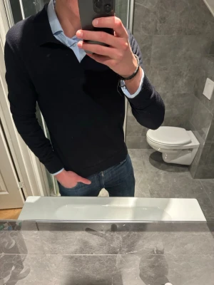  långärmad tröja med krage - Snygg långärmad tröja med klassisk krage, perfekt att bära över en skjorta. Den är i riktigt bra skick och har inga defekter. Jag på bilden är 188cm. Hör av er vid frågor eller prisförslag:)