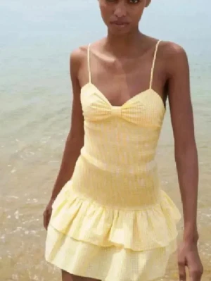 Gul kort klänning  - Söt gul kort klänning från Zara. Passar dig med storlek S-M