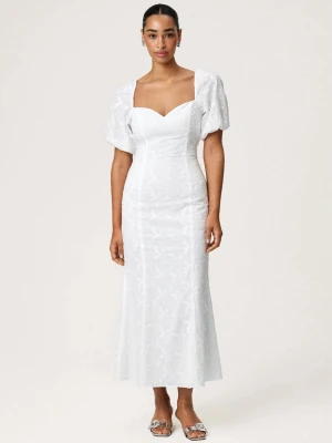 Vit klänning Adoore, storlek 38  - Superfin vit långklänning med puffiga kortärmar, v-ringad front och öppen rygg med knytband från Adoore i modellen Vercelli❣️ Storlek 38 men passar även 36❣️ Klänningen är i nyskick med prislappen kvar. Nypris 1695 kr❣️