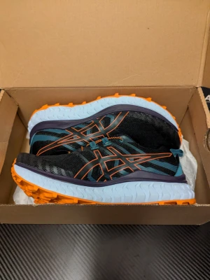 Asics Trabuco max  - .Säljer ett par helt nya skor i perfekt skick. Aldrig använda och levereras i originalkartong.  Nypris: ca 1900-2200 Mitt pris: 750  Ett riktigt bra tillfälle att få ett par kvalitetsskor för en bråkdel av butikens pris.  ✔ 100% nya ✔ Originalkartong ingår ✔ Redo att skickas direkt  Kan fraktas inom hela Sverige eller så finns det Möjlighet till upphämtning i Göteborg.  Endast seriösa köpare. Skicka meddelande vid intresse eller om du vill ha fler bilder.