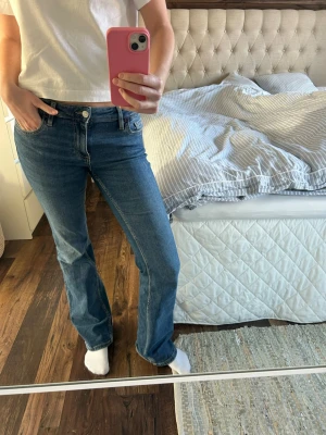 Lågmidjade jeans från Mango - Säljer ett par blå bootcut jeans från mango! Storlek 36😌