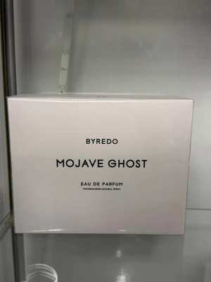 Byredo Mojave Ghost Eau de Parfum - Byredo Mojave Ghost Eau de Parfum kommer i en stilren, vit rektangulär förpackning med svart text. Doften är känd för sin unika, fräscha och blommiga karaktär och är en populär parfym bland trendmedvetna. Perfekt för dig som vill ha en exklusiv och modern signaturdoft.