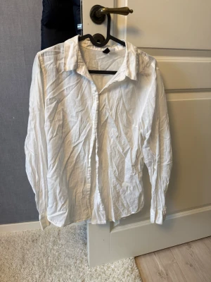Vit skjorta - Vit skjorta i linne material. Mjukt och skönt material! Strl S. Skrynklig just nu men det går bort genom att stryka / tvätta den en gång. 