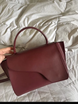 Atp vinröd  handväska  - Atp väska i den större modellen. Super bra skick! Säljer då den inte kommer till så mycket användning. Bara att skriva för frågor😇 